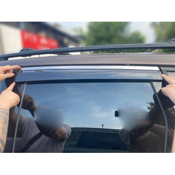 Дефлекторы окон Volkswagen Touareg 2010-2018 с нерж. хром полоской-2